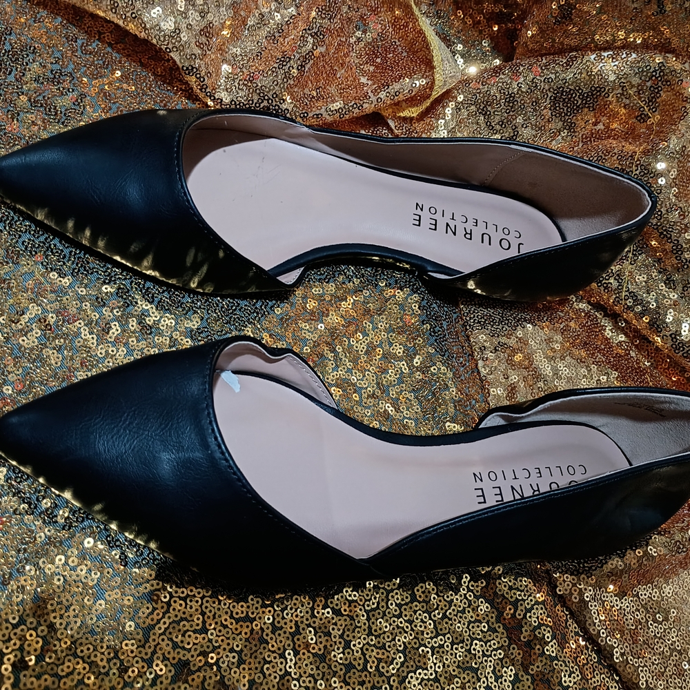 Journee Collection Black Pointed Flats - Picture 2 of 3
